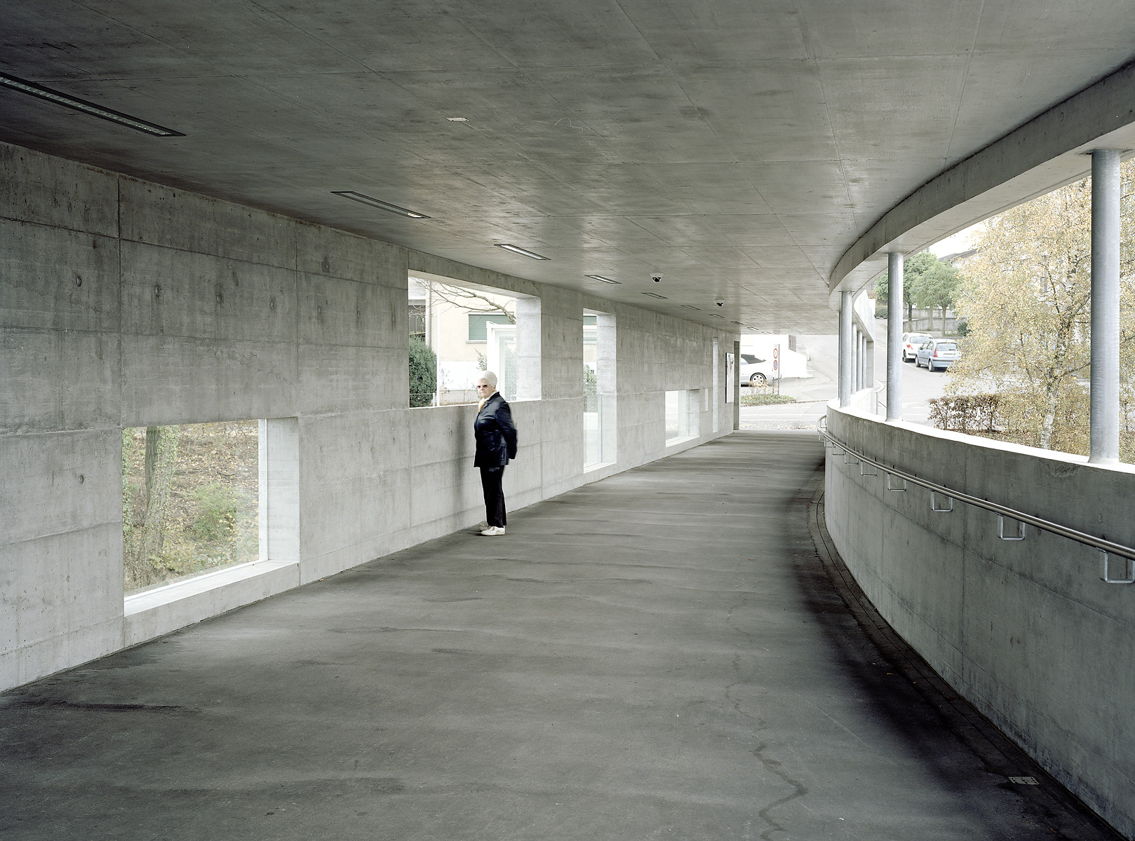 Öffnungen in der Ostfassade der 40 Meter langen Passerelle erlauben den Ausblick in die Baumkronen eines angrenzenden Parks