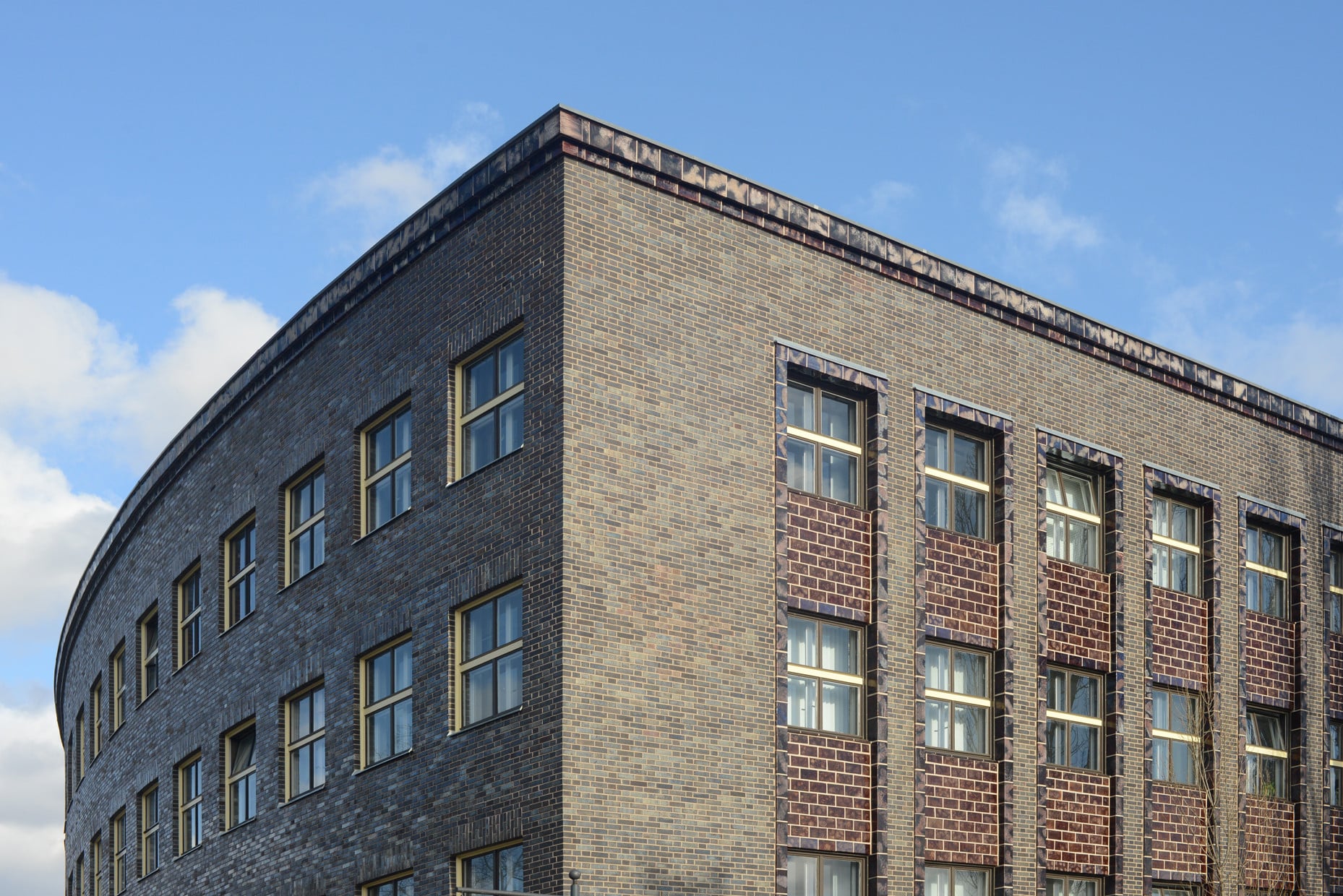 Hauptfassade und geschwungene Seitenfassade