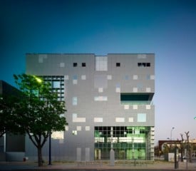 Die Biopix-Fassade reagiert mit PV-Elementen, Fenstern, geschlossenen und perforierten Paneelen auf die klimatischen Gegegebenheiten