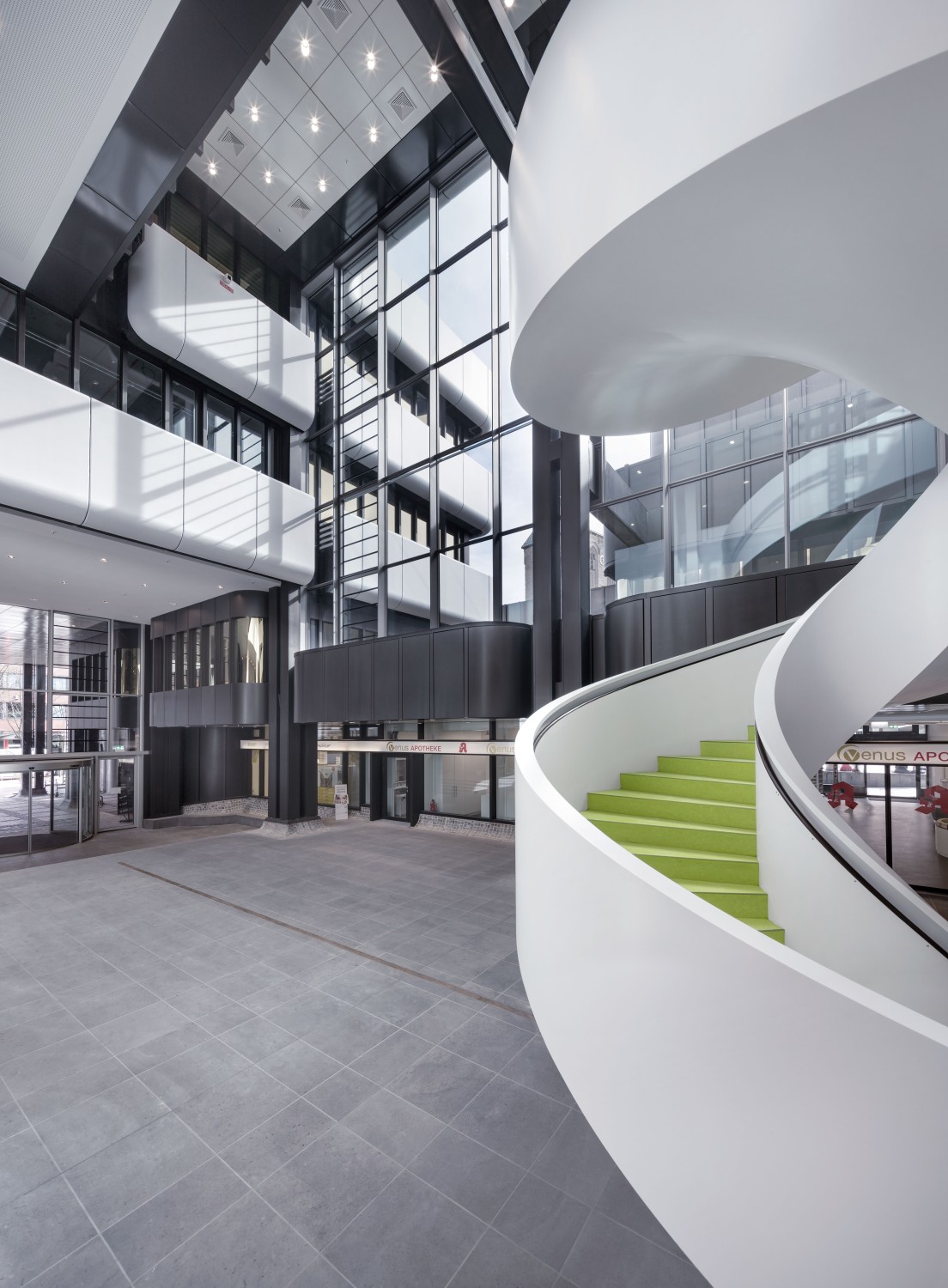 An Stelle der ehemaligen Passage und Kassenhallen befindet sich jetzt ein Atrium mit zentraler Wendeltreppe
