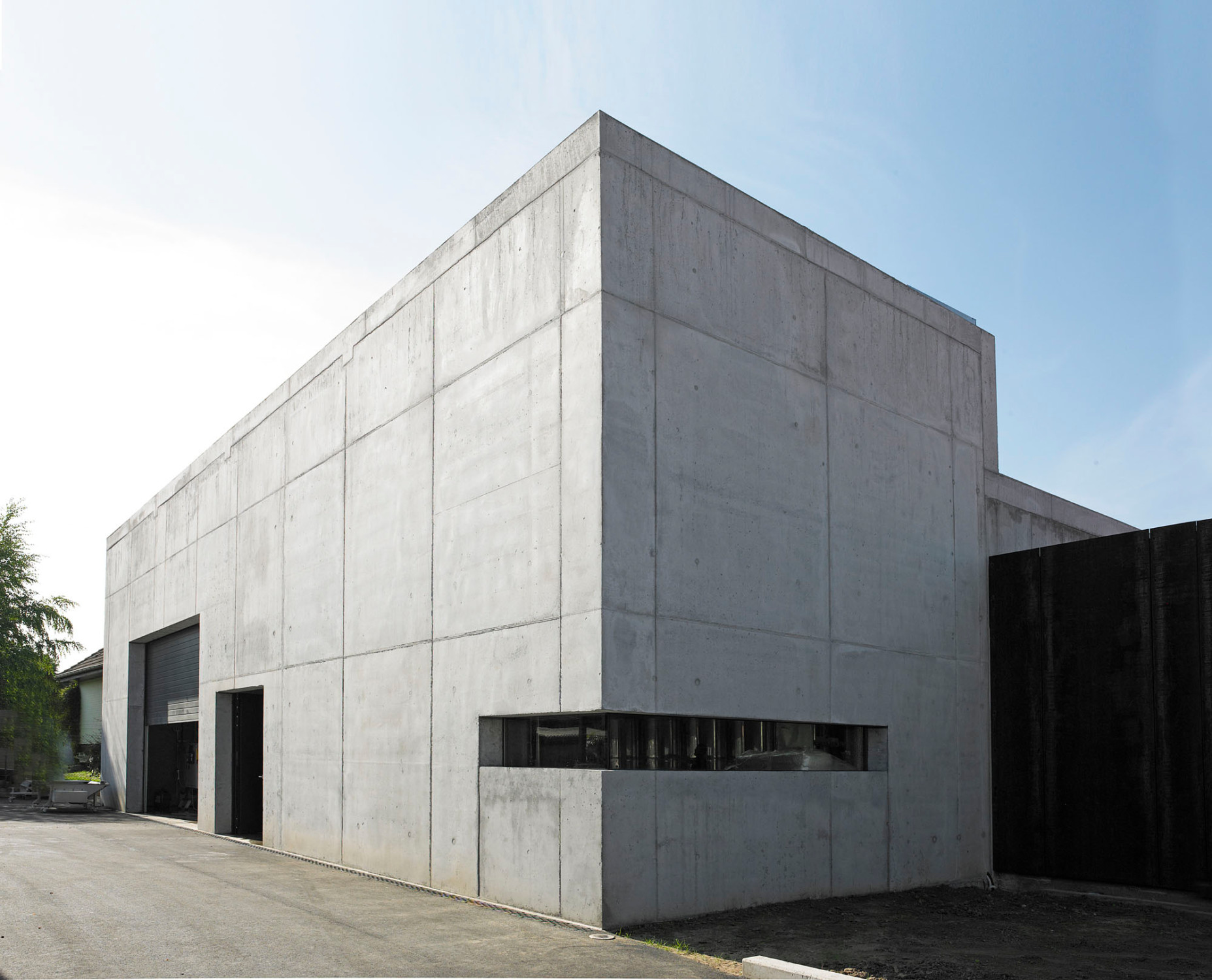 Die Öffnungen im Leichtbeton der Kelterhalle sind auf das Notwendigste reduziert