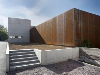 Straßenansicht der neuen Kelterhalle im historischen Bestand