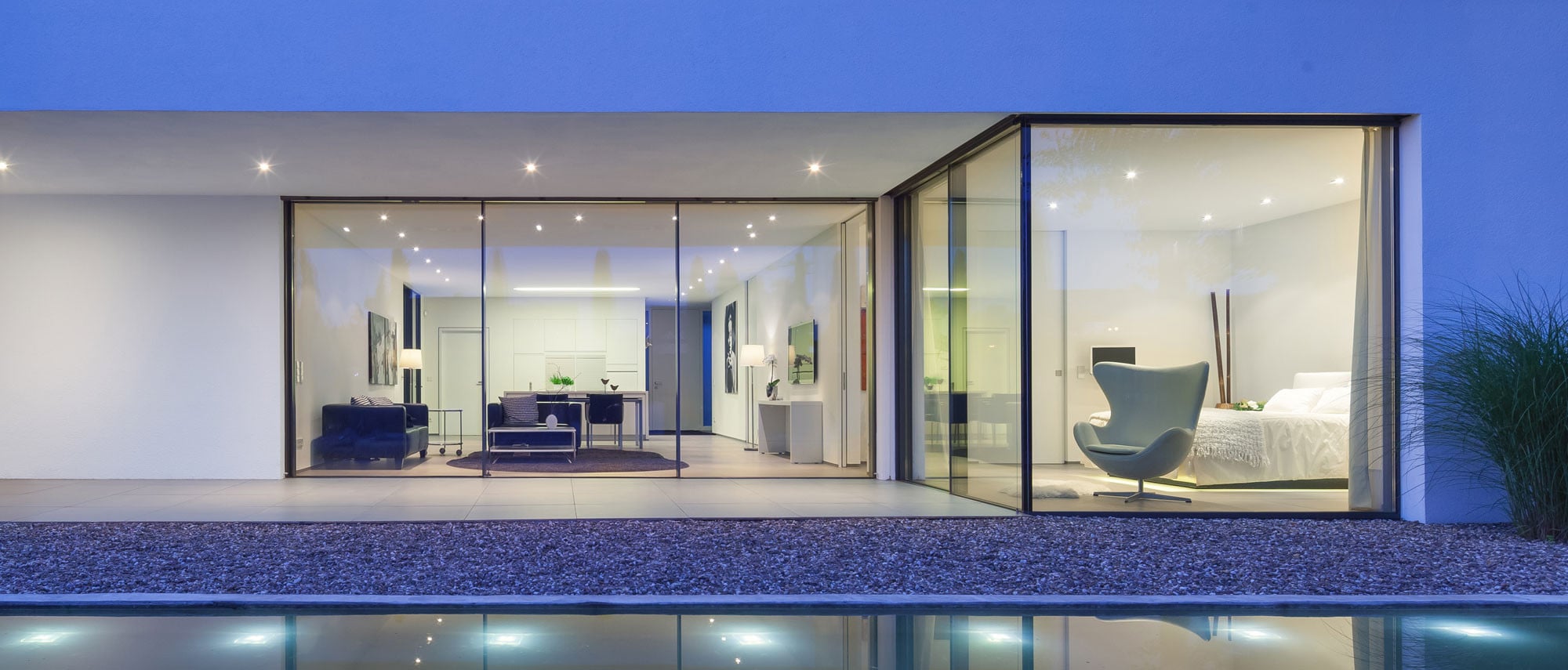 Glas vom Boden bis zur Decke und von Wand zu Wand