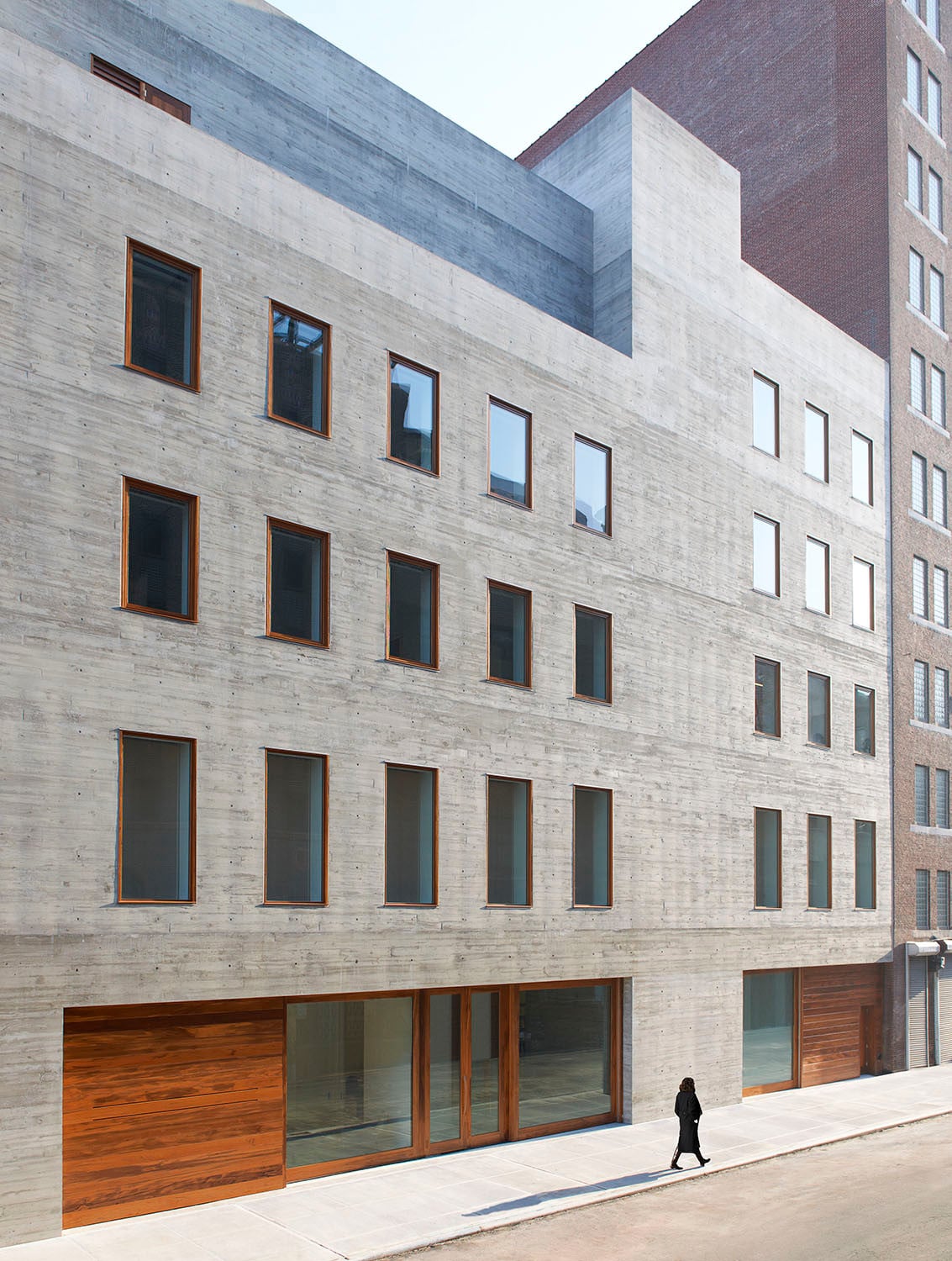 Zur Straße zeigt sich die David Zwirner Galerie mit einer rauen Sichtbetonfassade