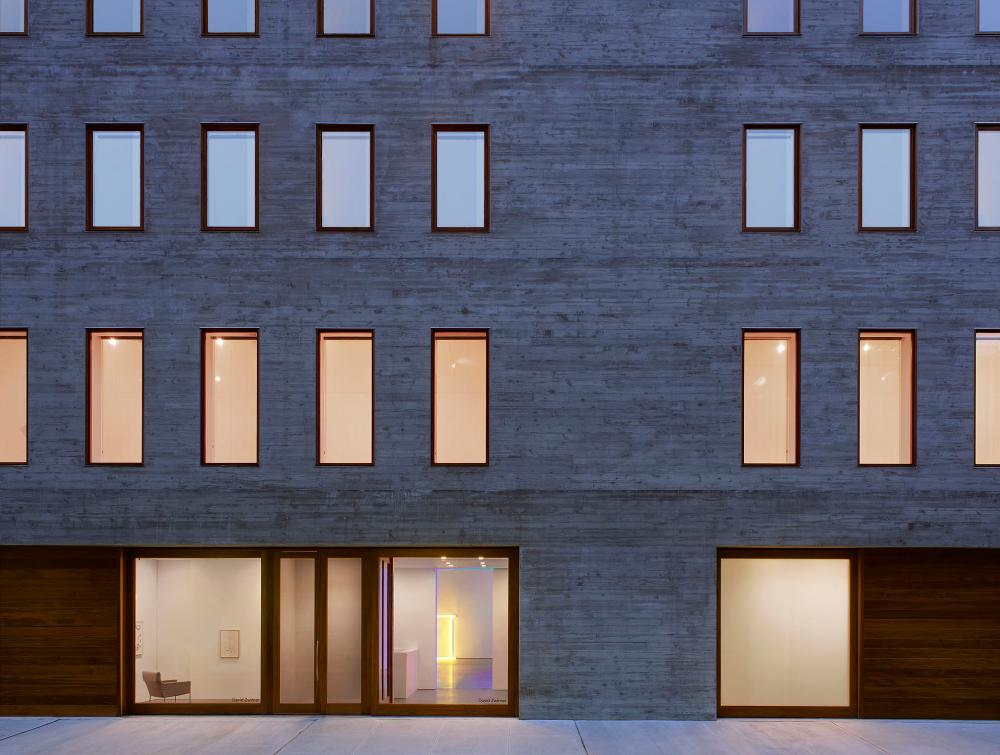 Präzise sind die Fenster in die Sichtbetonfassade eingeschnitten