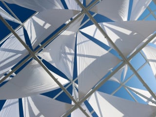 Unter dem Dach des temporären Pavillons finden Veranstaltungen für die Anwohner statt