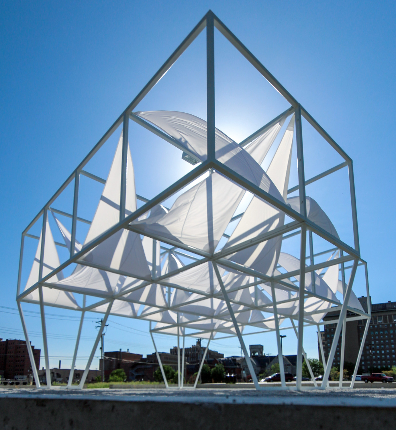Der Pavillon besteht lediglich aus einer Bodenplatte und einer offenen Stahlprofilkonstruktion