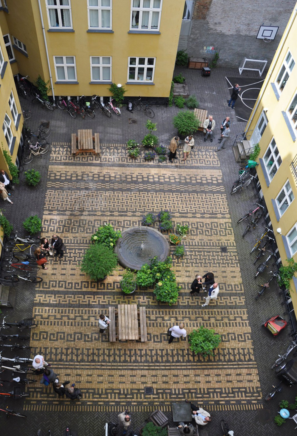 Beim Blick aus dem Fenster entsteht das Bild eines gemeinsamen Wohnzimmerteppichs