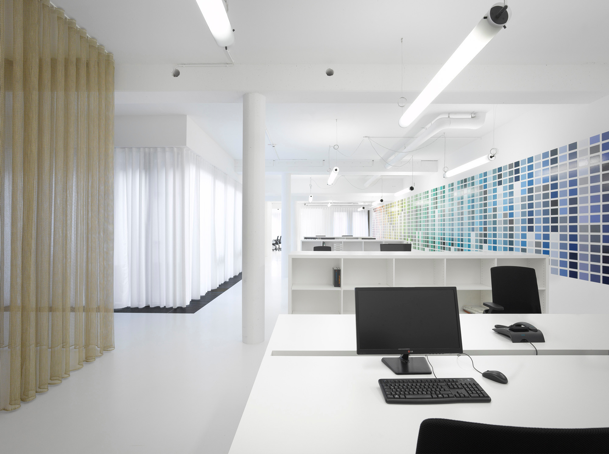 büro design architektur einrichtung modern akzente in der überwiegend weißen bürolandschaft setzen das raldesignsystem sowie weiße und goldschimmernde vorhänge als raumteiler umgestaltung einer banketage zum architekturstudio hannover büro design architektur einrichtung modern akzente in der überwiegend weißen bürolandschaft setzen das raldesignsystem sowie weiße und goldschimmernde vorhänge als raumteiler umgestaltung einer banketage zum architekturstudio hannover