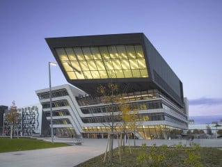 Die Bibliothek kragt um mehr als 16 Meter über die Eingangsfassade hinaus