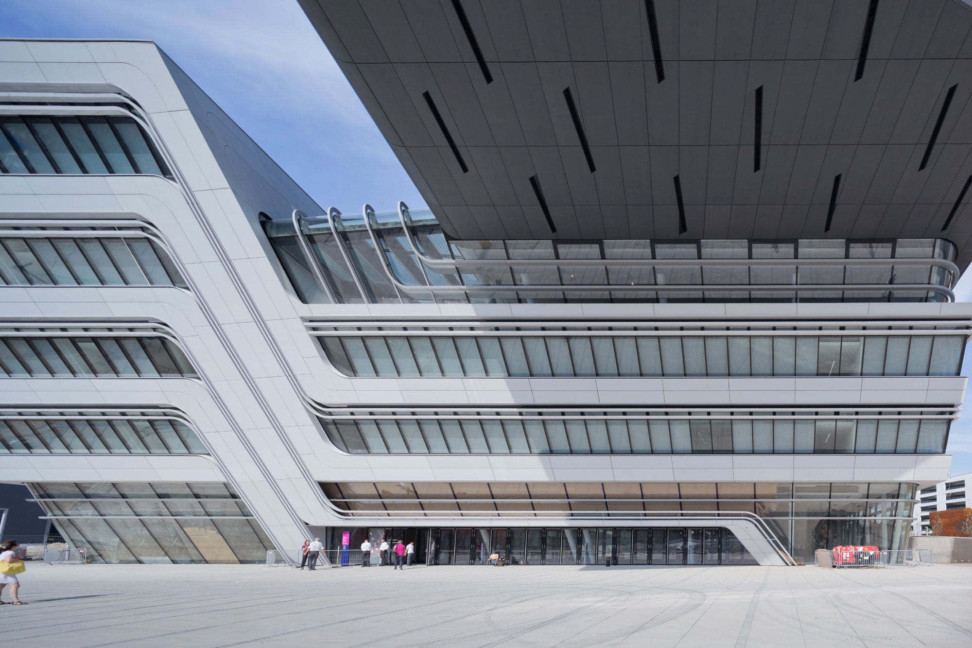 Südfassade mit dem Eingang unter dem auskragenden Gebäudeteil