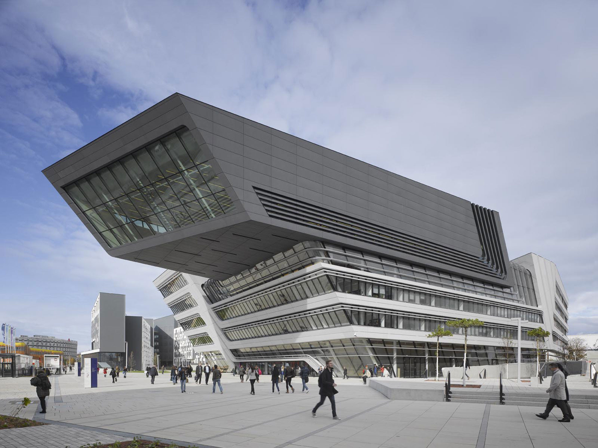 Der auskragende Bibliothekstrakt dominiert das Learning and Library Center 
