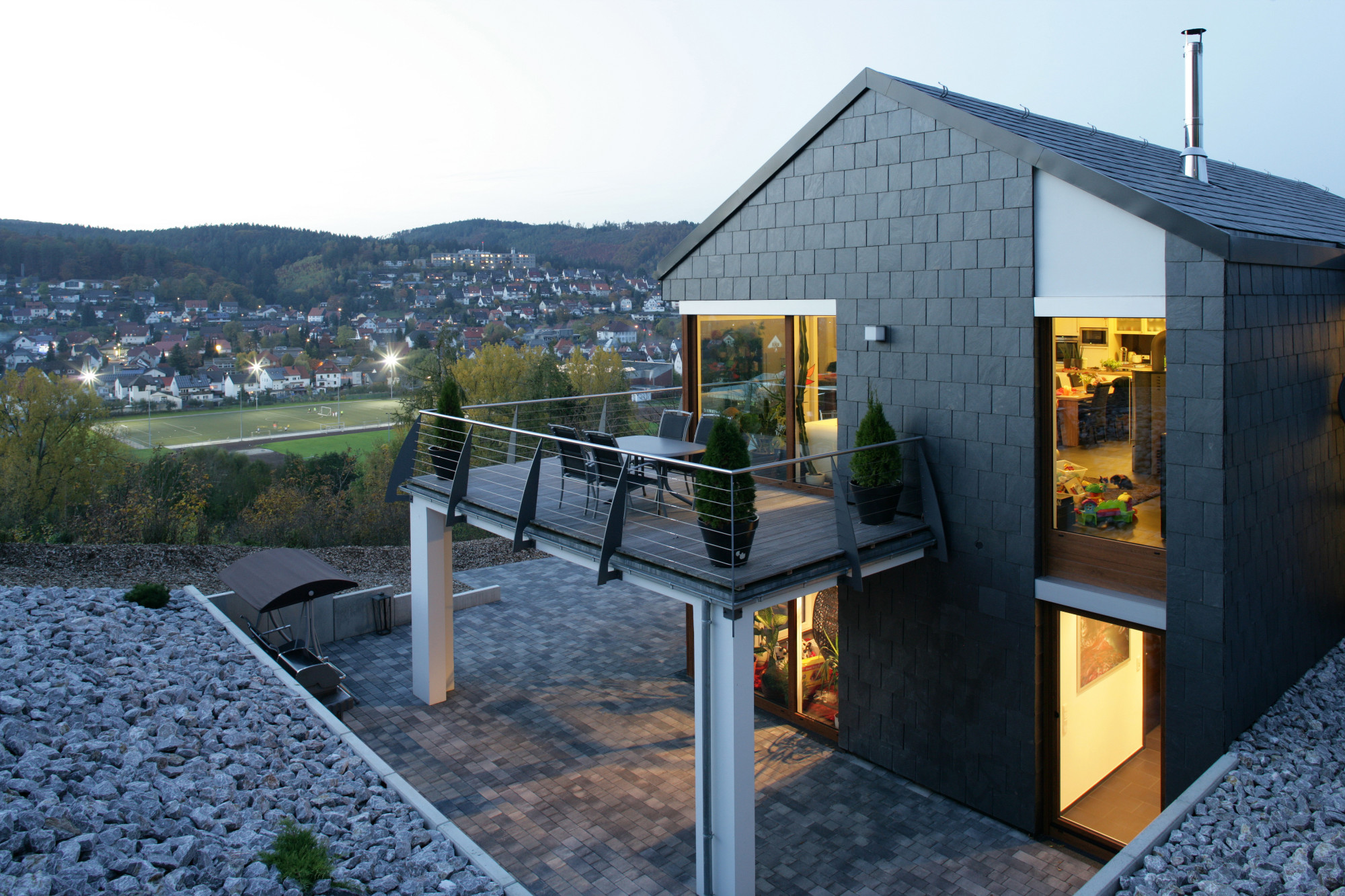 Südfassade mit Terrasse am Abend