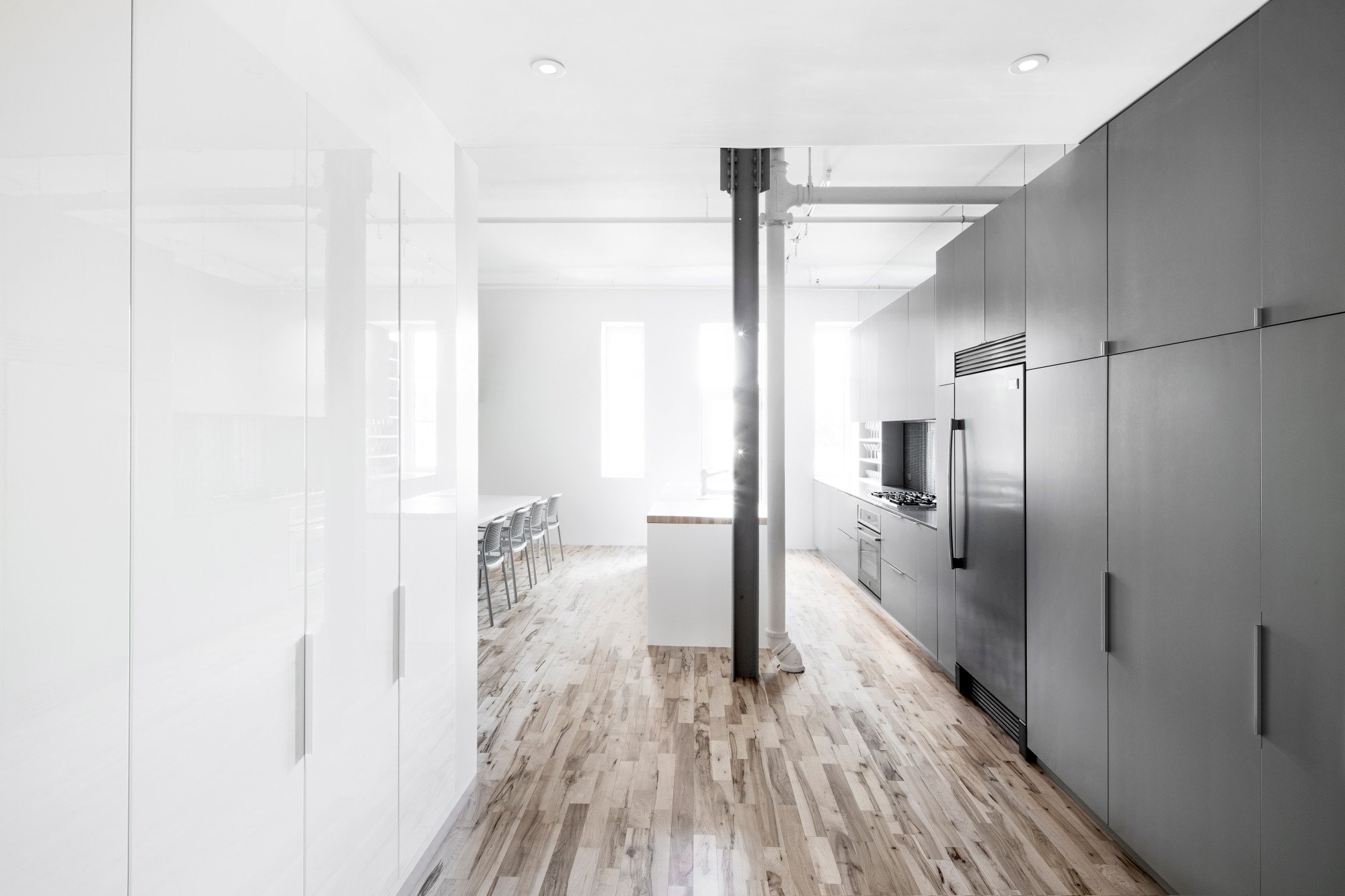 wohnung mit minimalistischem weisem interieur design new york, wohnung in einem ehemaligen industriebau in montréal | bad und, Design ideen