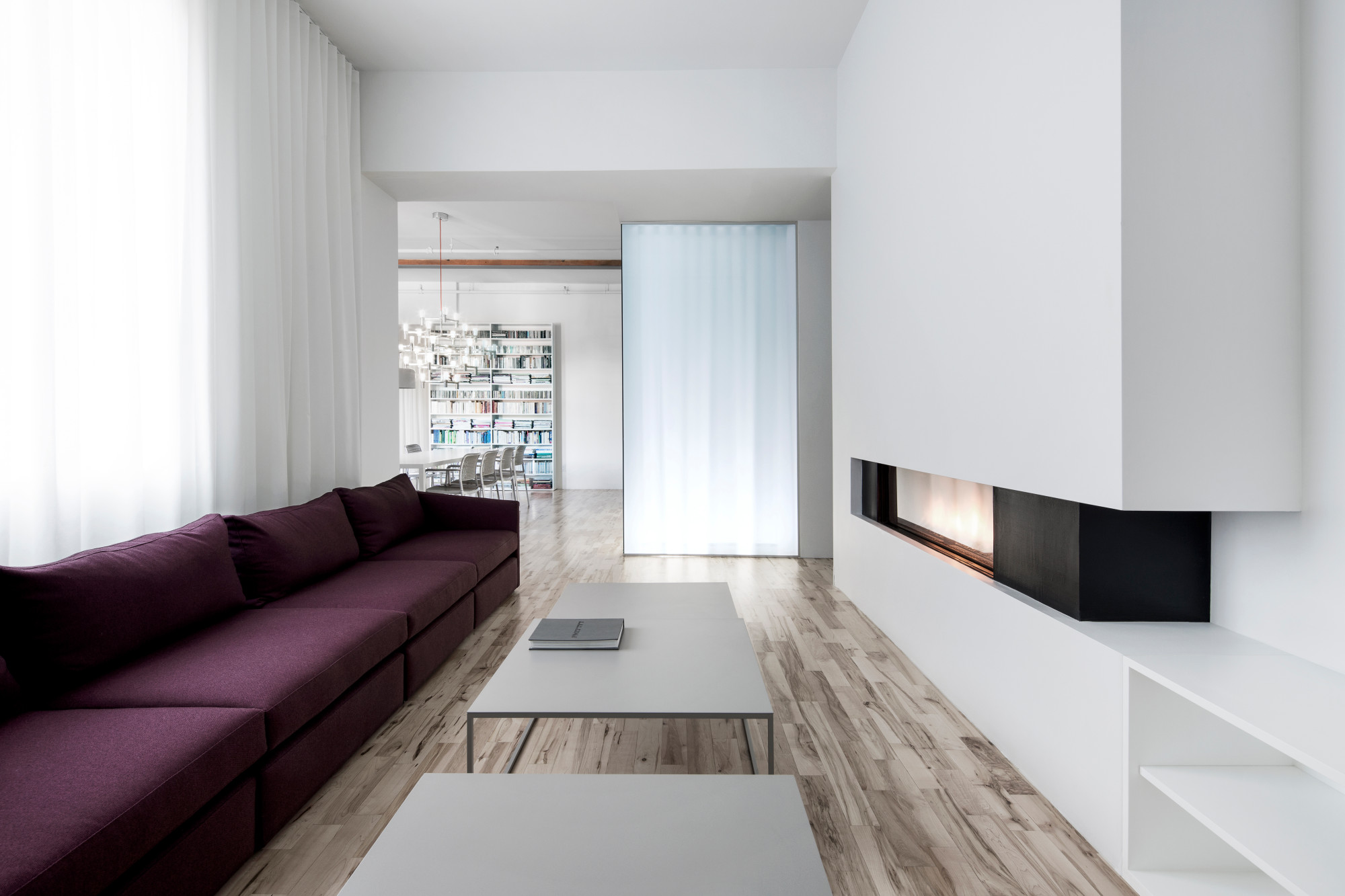 Sofaecke mit Gaskamin und satinierte Glaswand als Blickfang