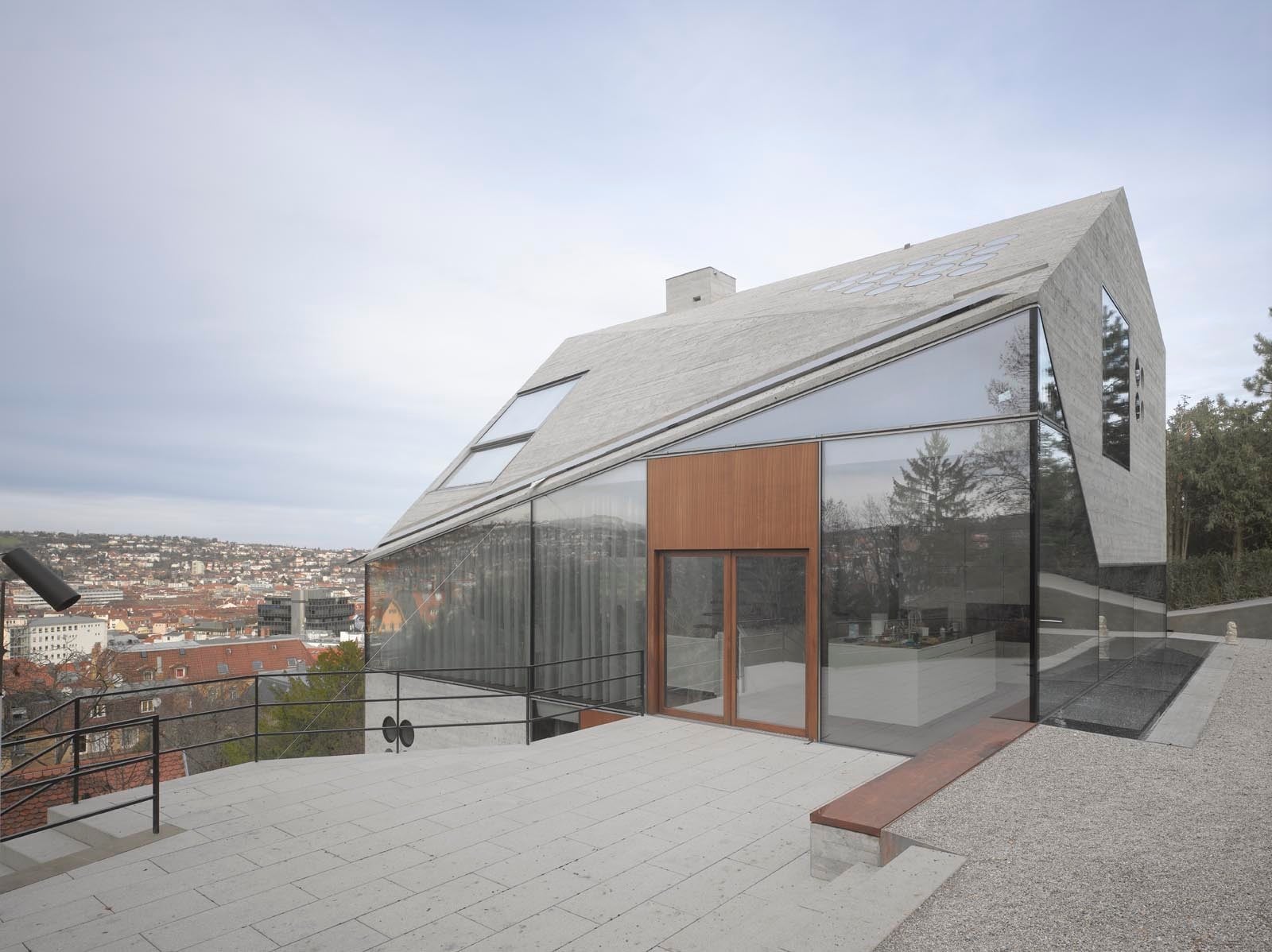Terrasse vor der Westfassade, hinter der Verglasung ist die Küche zu erkennen