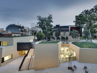 Blick aus nordöstlicher Richtung auf die prismenförmigen, unterschiedlich hohen Baukörper mit der Villa Florida im Hintergrund; der Eingang zur Bibliothek befindet sich links neben der Treppe