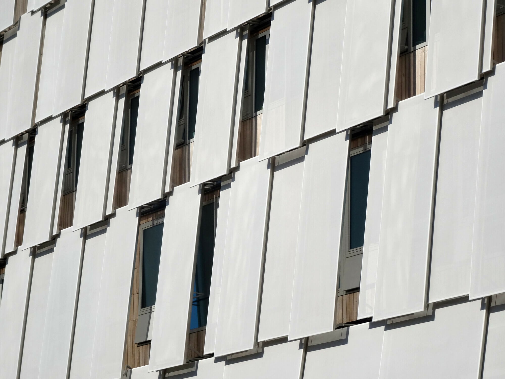 Ob Norden, Osten, Süden oder Westen: Der Einsatz von Sonnenschutzglas kann an allen Fassaden sinnvoll sein. 