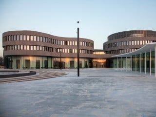 Ansicht West, rechts der Pavillon