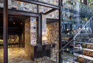 Über eine Treppe gelangen die Besucher in die unterirdischen Gasträume