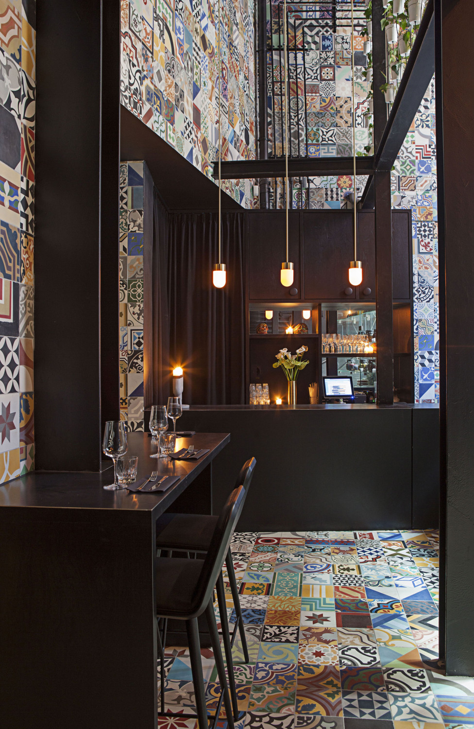 Rechts neben der Treppe befindet sich die kleine „Front Bar“