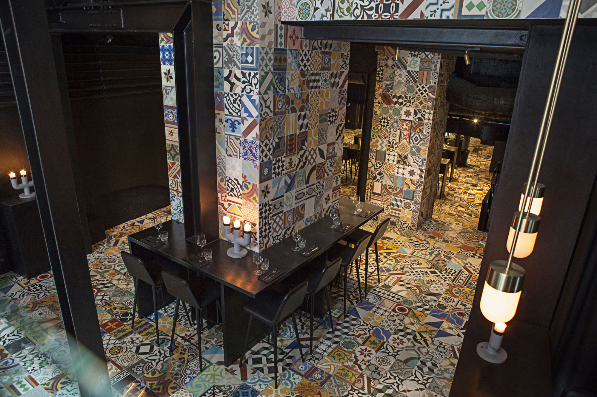 Blick von der Treppe: Die Besucher erwartet ein farbenprächtiges Fliesenpatchwork