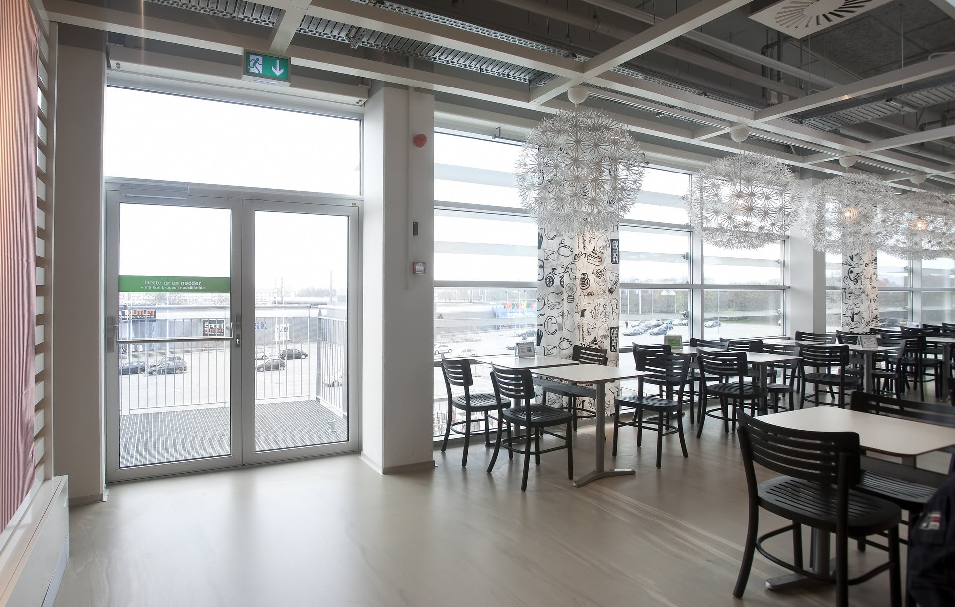 Automatische Drehtüren mit selbstverriegelnden Panikschlössern im Pflegeheim Zamenhof in Stuttgart