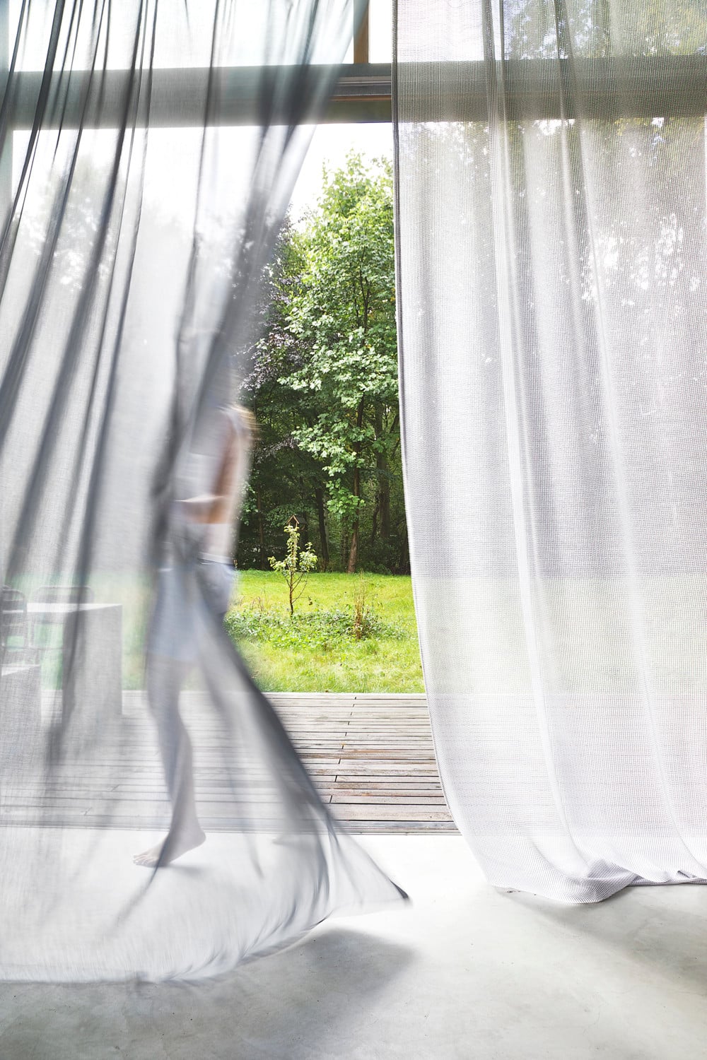 Das weich fließende, transluzente Textil eignet sich als Bühnen- und Dekorationsstoff ebenso wie als Sicht- und Sonnenschutz