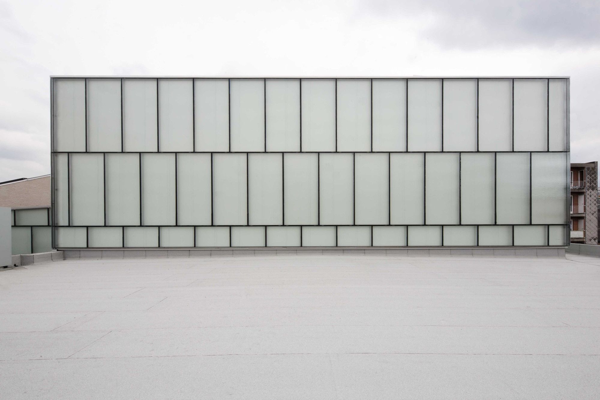 Den geometrischen Mittelpunkt des Gebäudekomplexes bildet der neue Bühnenturm im Hof