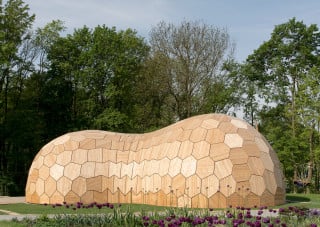 Ostansicht des Holzschalen-Pavillons