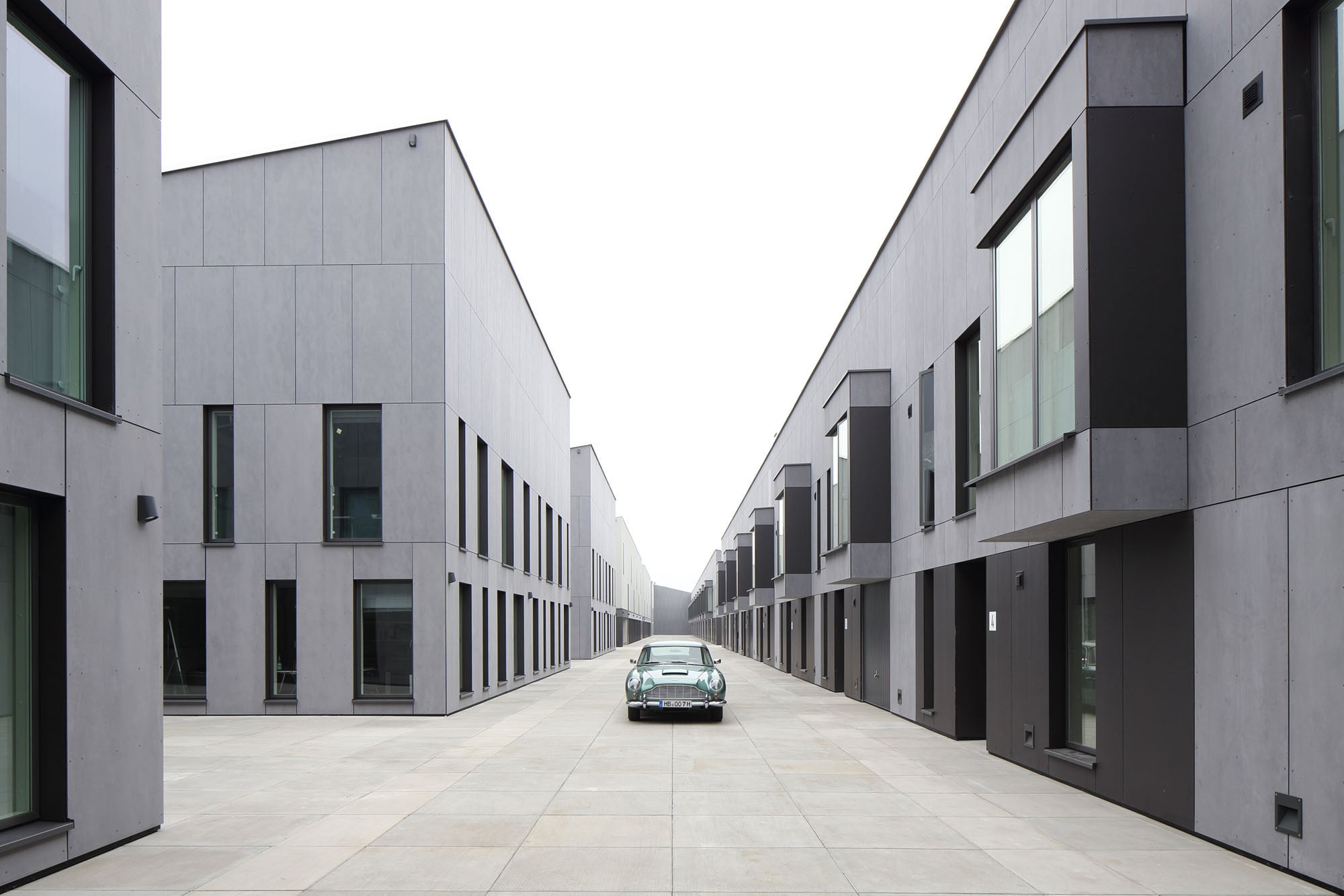 Obergeschoss mit Fahrstraße, die von Büro- und Wohnbauten (Maisonettes) gesäumt wird; das Dach wurde dafür teilweise entfernt