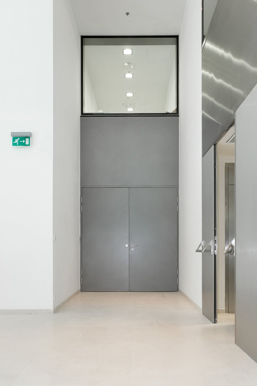 Die Feuerschutztüren STS und STU sind geradlinig und schlicht; ihre Ansichtsflächen in den Brandschutzklassen T30, T90 und als rauchdichte Ausführung sind identisch