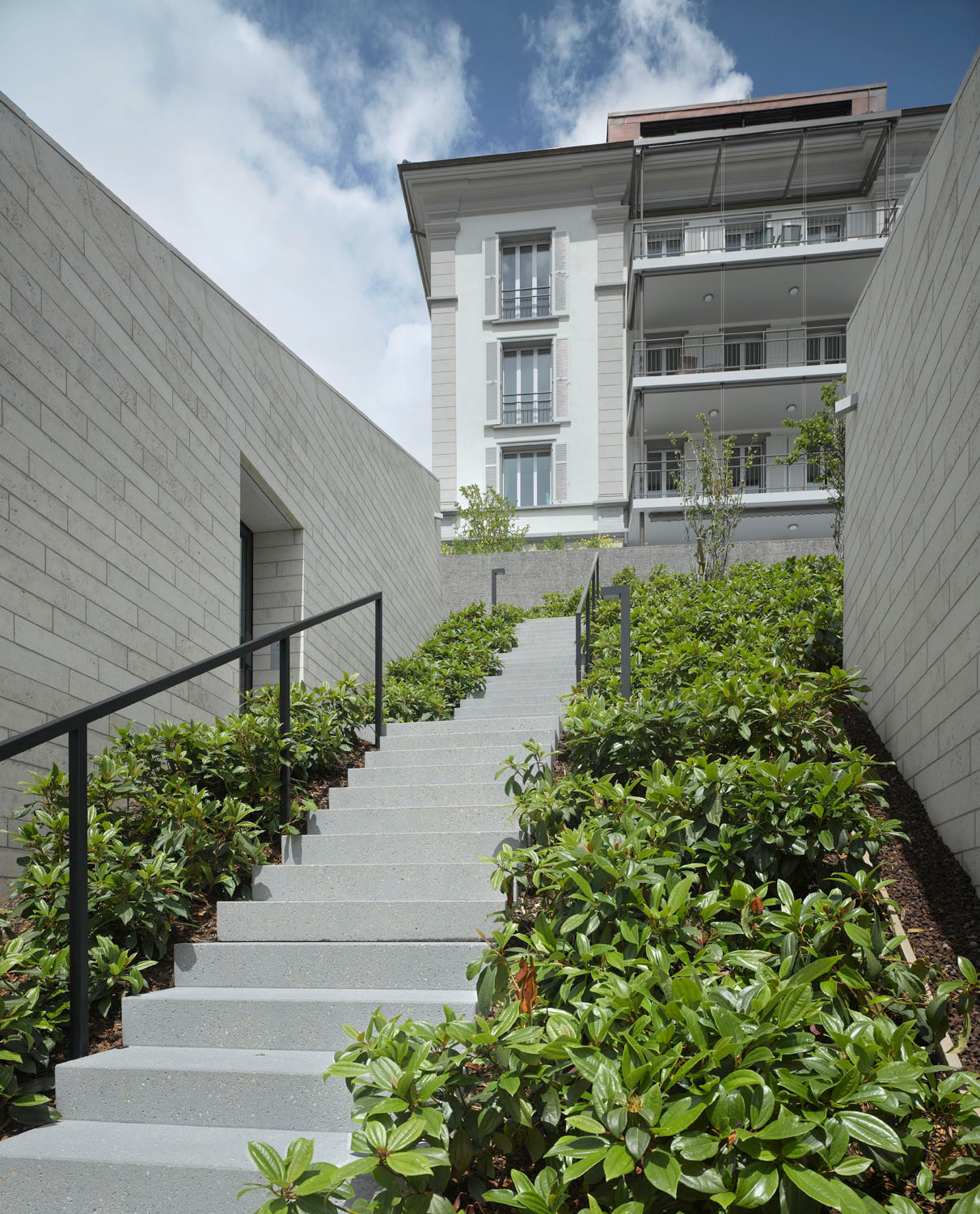 Die oberirdische Erschließung der Häuser erfolgt fußläufig über Treppen