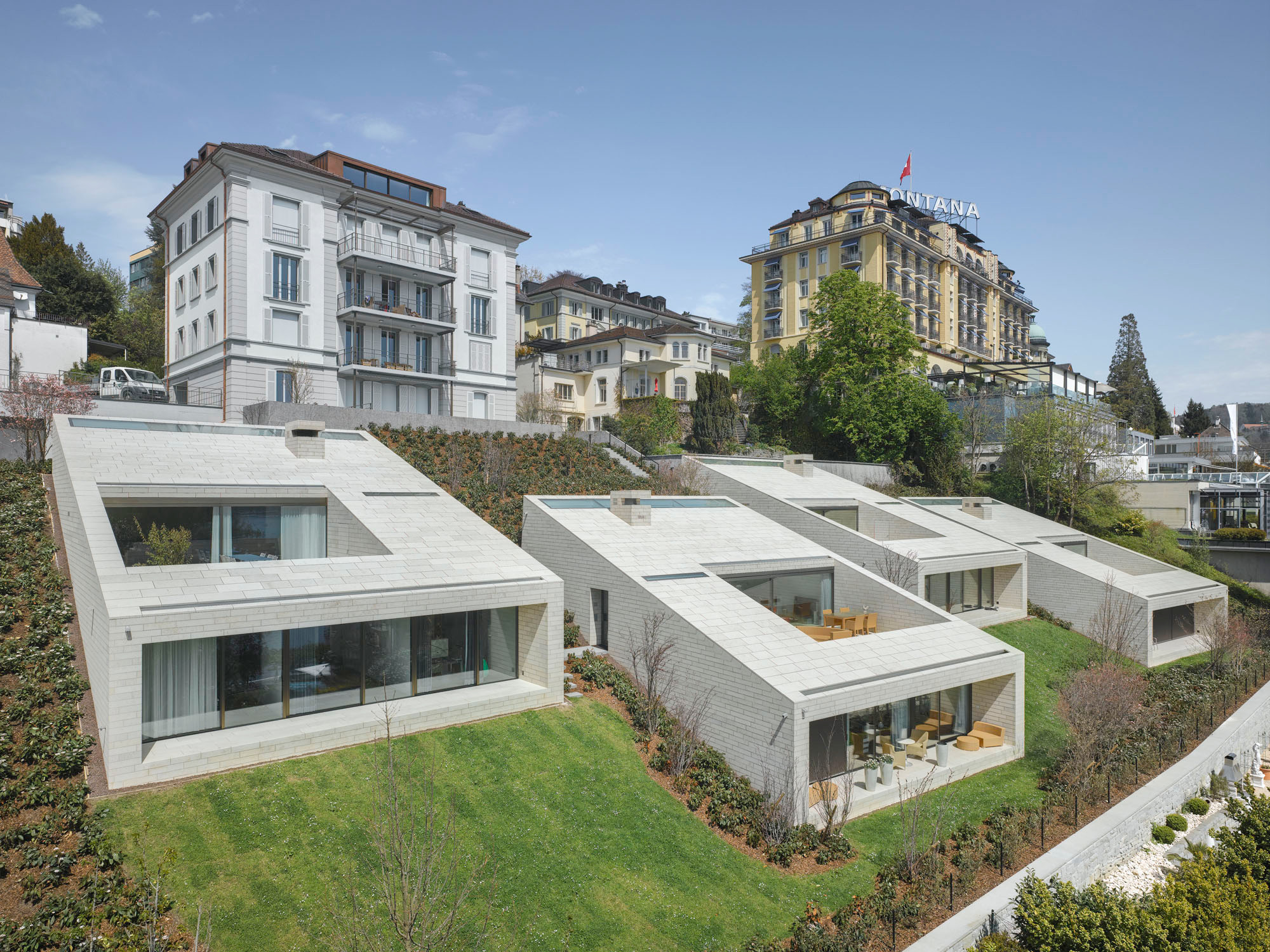 Die Stadtvillen entstanden in einem Luzerner Villenquartier auf der verwilderten Gartenfläche eines an der Straße gelegenen Wohnhauses