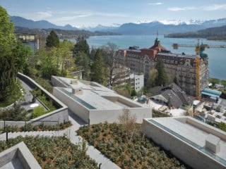 Die niedrigen Baukörper der Stadtvillen lassen den Blick auf das See- und Alpenpanorama frei