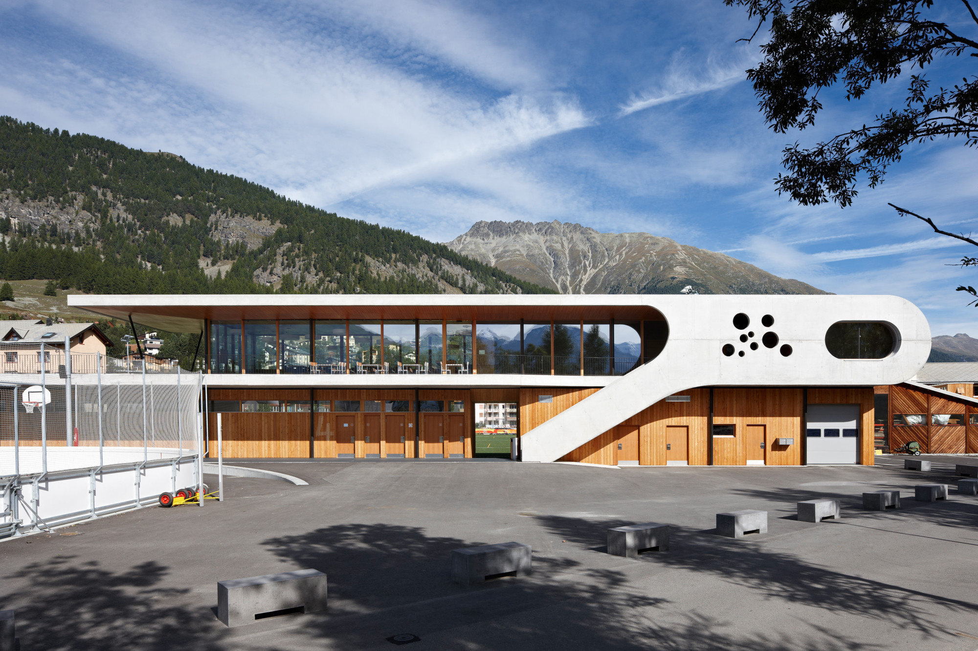 Südansicht des Garderoben- und Restaurantgebäudes
