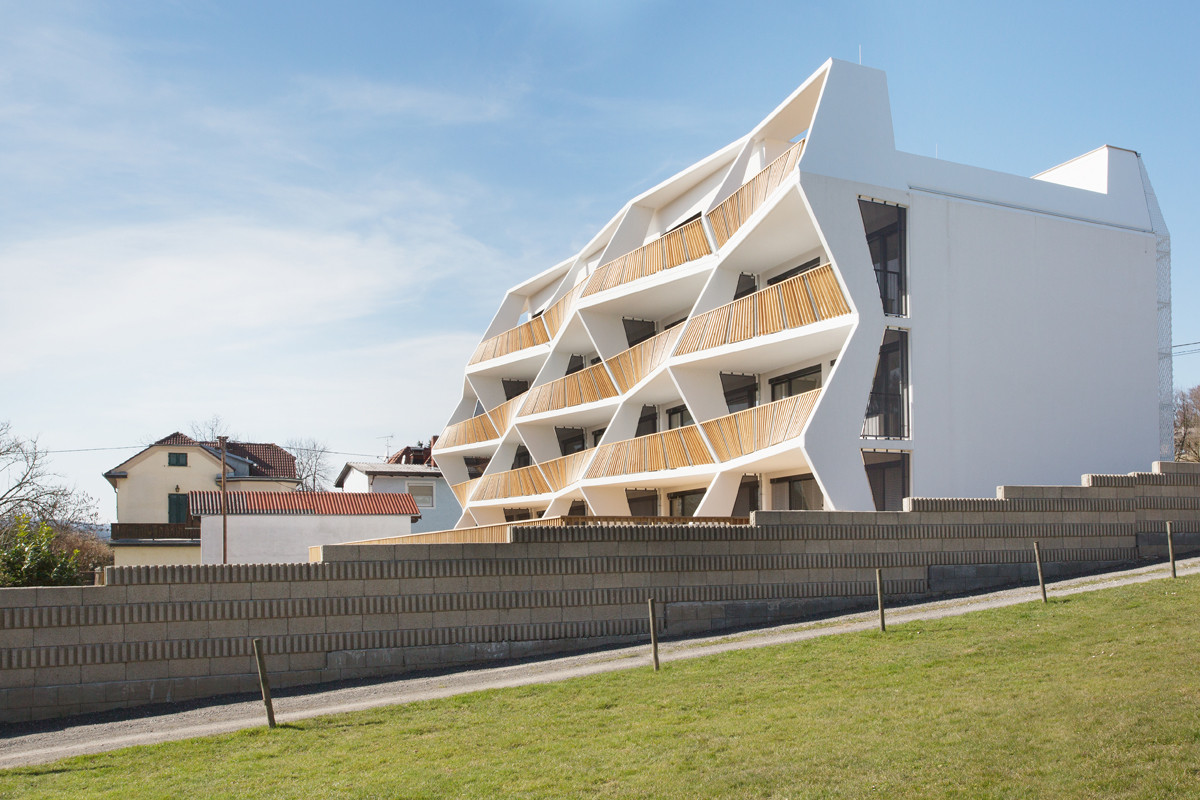Nach Süden öffnet sich Fassade mit großen, unterschiedlich weit auskragenden Balkonen, die eine Art Zickzackstruktur bilden