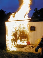 Der Ausbreitung von Bränden wird z.B. durch raumabschließende Bauteile mit Widerstand gegen Feuer und/oder Rauch vorgebeugt (Abb.: Materialprüfung im nachgebauten Kinderzimmer)