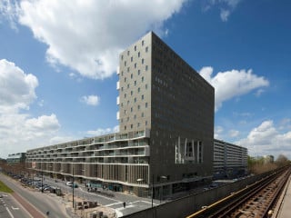 Blick von der Metro-Station auf den Häuserblock