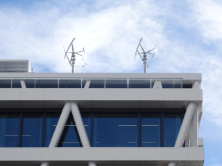In windstarken Regionen können Klein-Windkraftanlagen zur dezentralen Stromerzeugung eingesetzt werden.