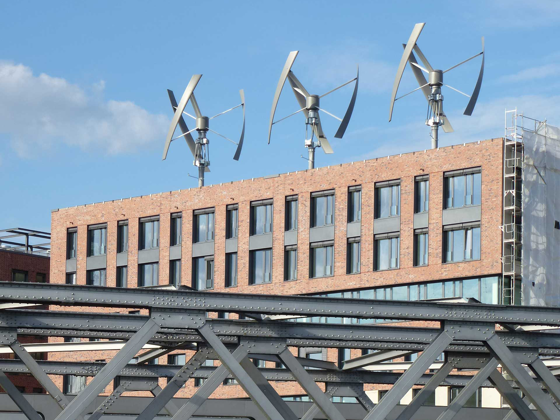  Essenziell ist die freie Anströmung des Windes aus der Hauptwindrichtung, die möglichst nicht durch Hindernisse blockiert wird. (Bild: Kleinwindkraftanlage auf dem Dach eines Gebäudes in der Hamburger Hafencity)