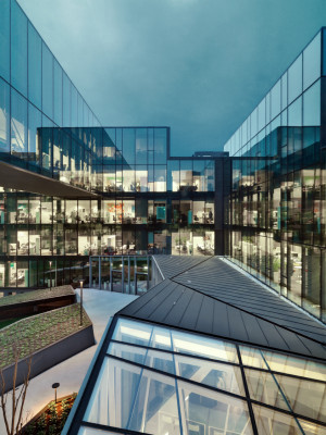 Nestlé Firmenzentrale U27 in Assago | Glas | Gewerbe/Industrie ...