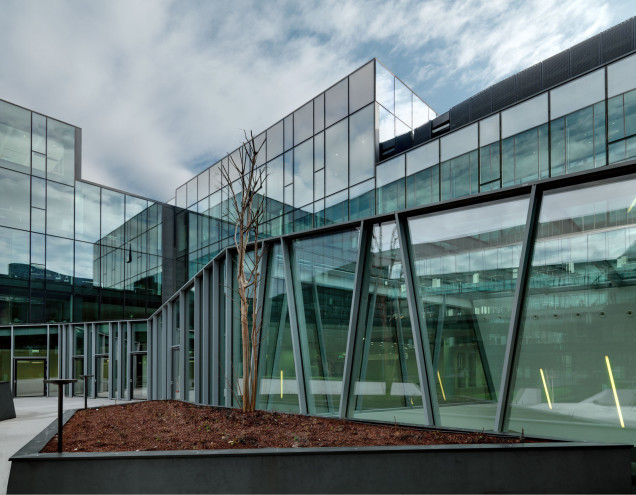 Nestlé Firmenzentrale U27 in Assago | Glas | Gewerbe/Industrie ...