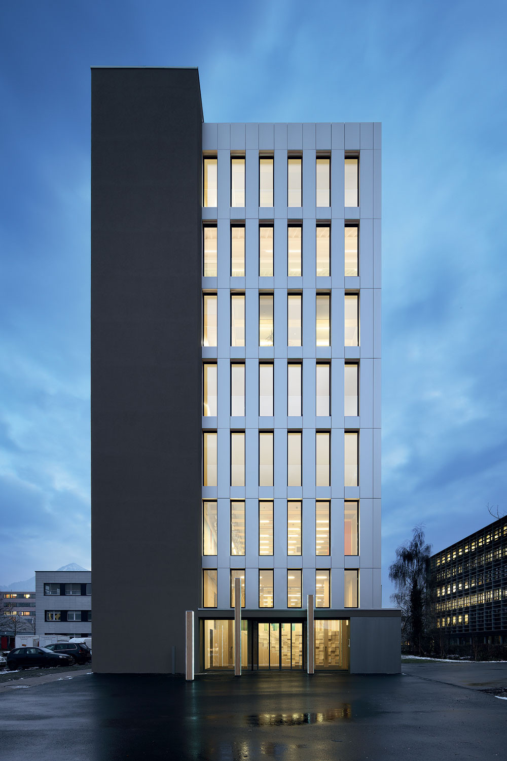 Nordansicht mit Erschließungskern aus Beton