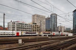 Die Gegend rund um den Nordbahnhof in Brüssel ist wenig attraktiv, in der Bildmitte ist das umgebaute und sanierte Bürogebäude der HFA zu sehen