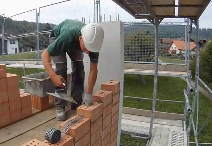 Videoausschnitt: Erstellen einer erdbebensicheren Wand auf der Baustelle eines Mehrfamilienhauses in Hüntwangen