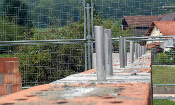 Am Übergang zur Decke werden die Schubelemente in die Bohrlöcher gesetzt, die Fugen müssen ebenfalls mit Mauermörtel gefüllt werden