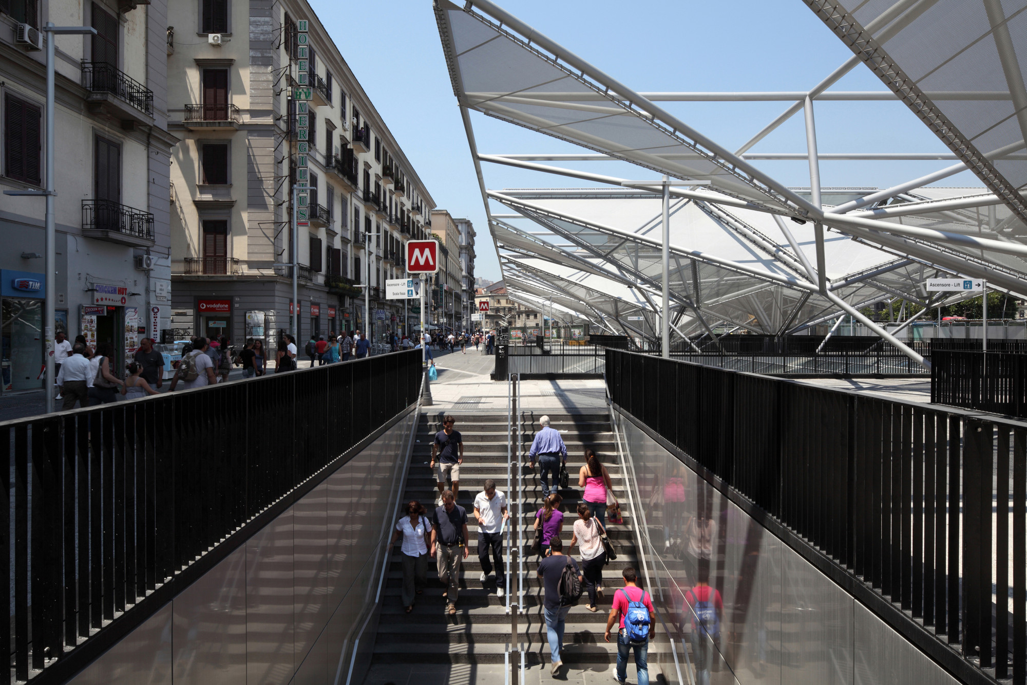 Über die Galeria erreichen die Passanten u.a. die Züge der U-Bahn-Linie 1 und 2, als auch die der Regionalbahn im Hauptbahnhof