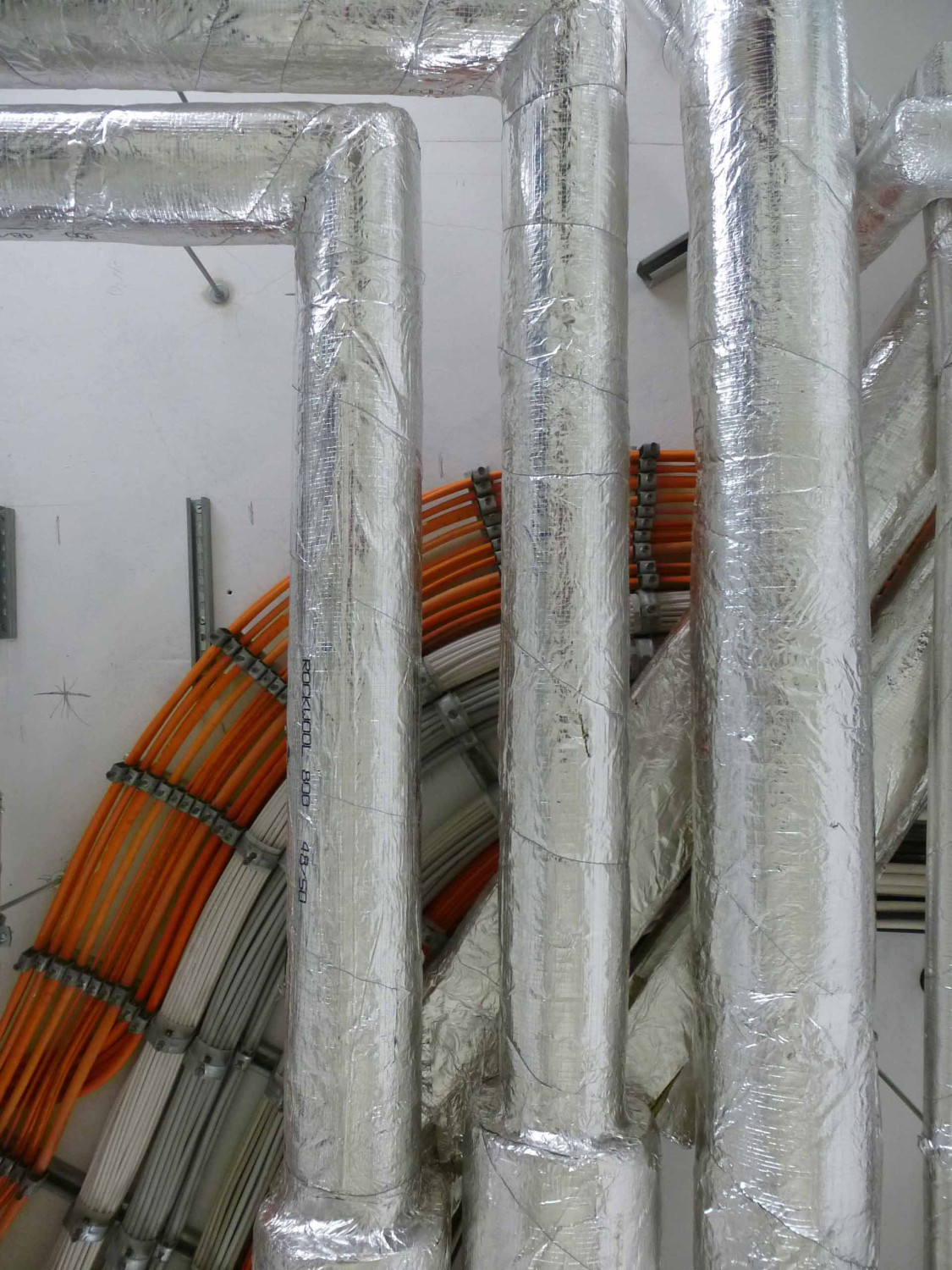 Die Rohrschale eignet sich für die Dämmung von Durchführungen nicht brennbarer Heizungs-, Warm und Kaltwasserrohre mit einem Durchmesser von bis zu 20 cm