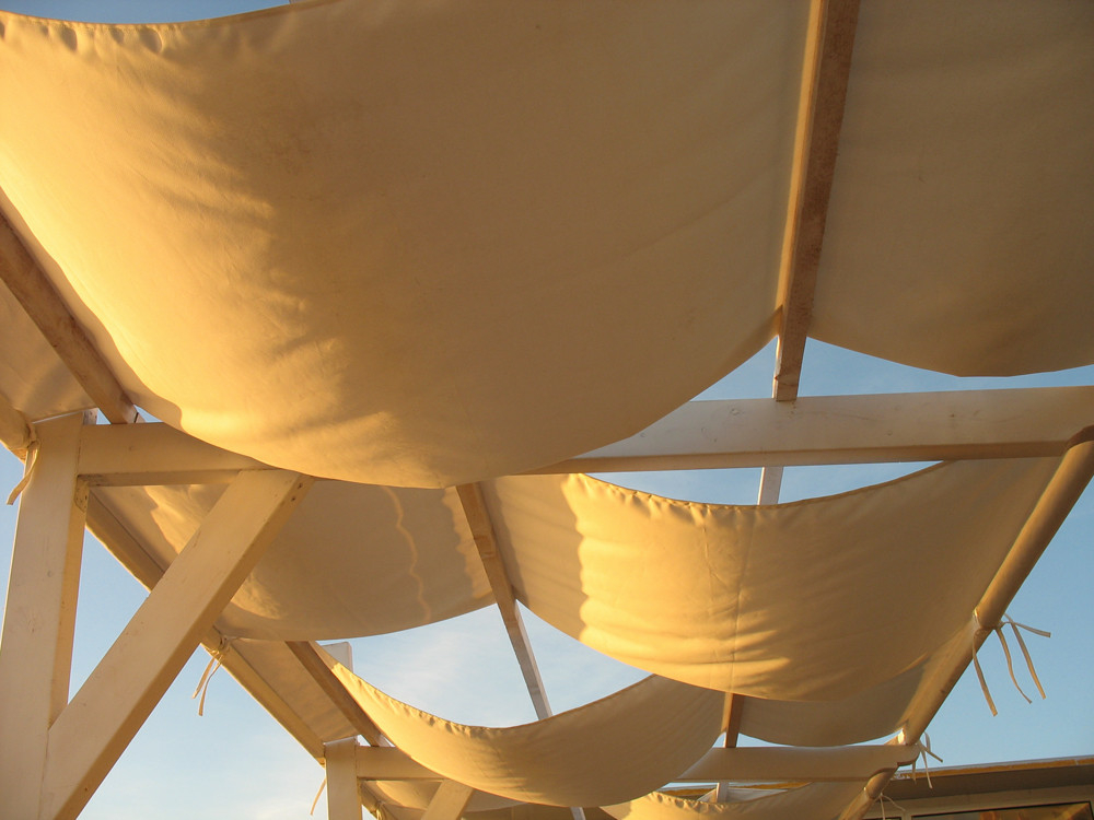 Horizontale Sonnensegel zur Verschattung von Außenflächen.